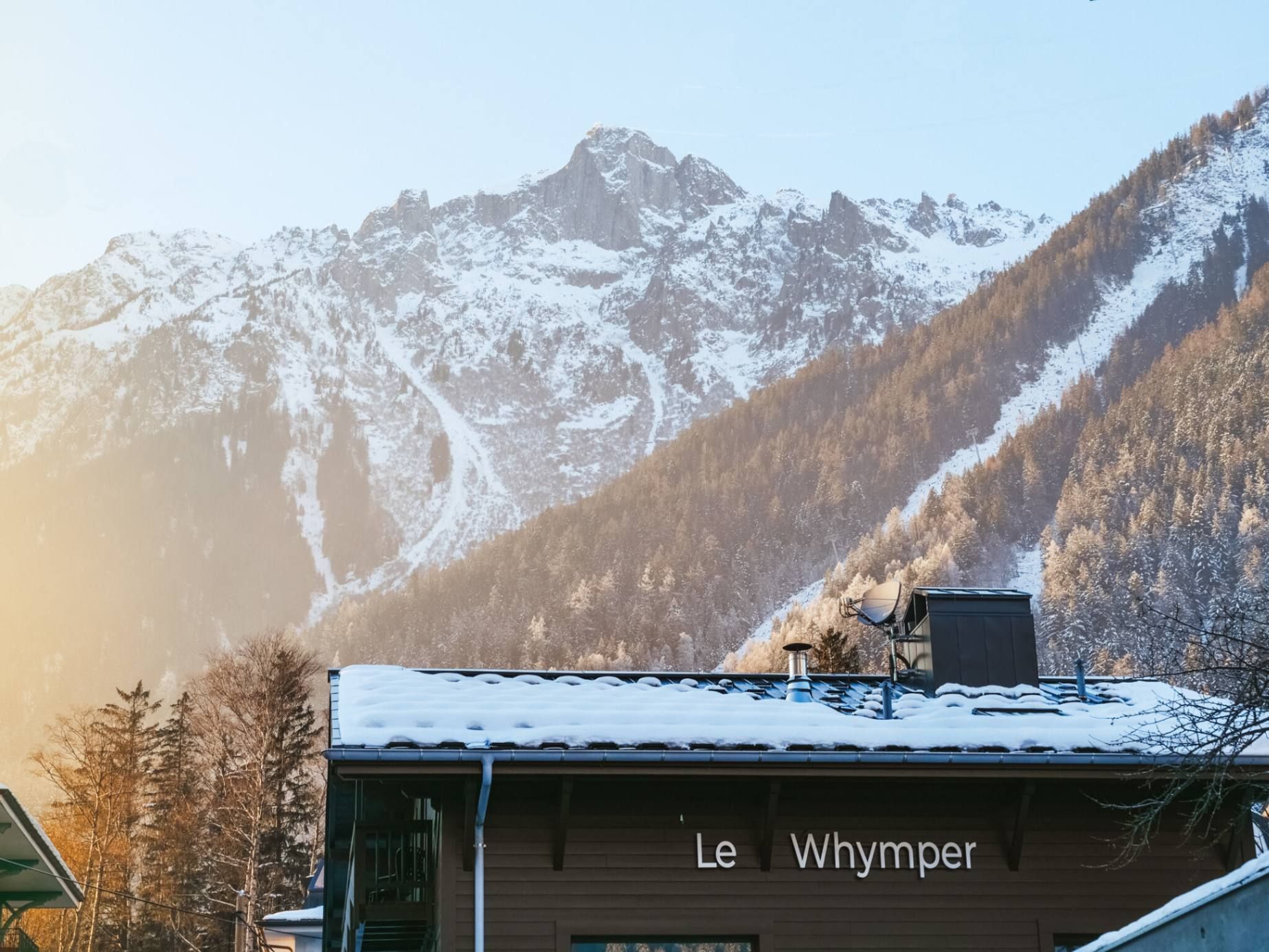 Chalet whymper à Chamonix vue hôtel sous la neige