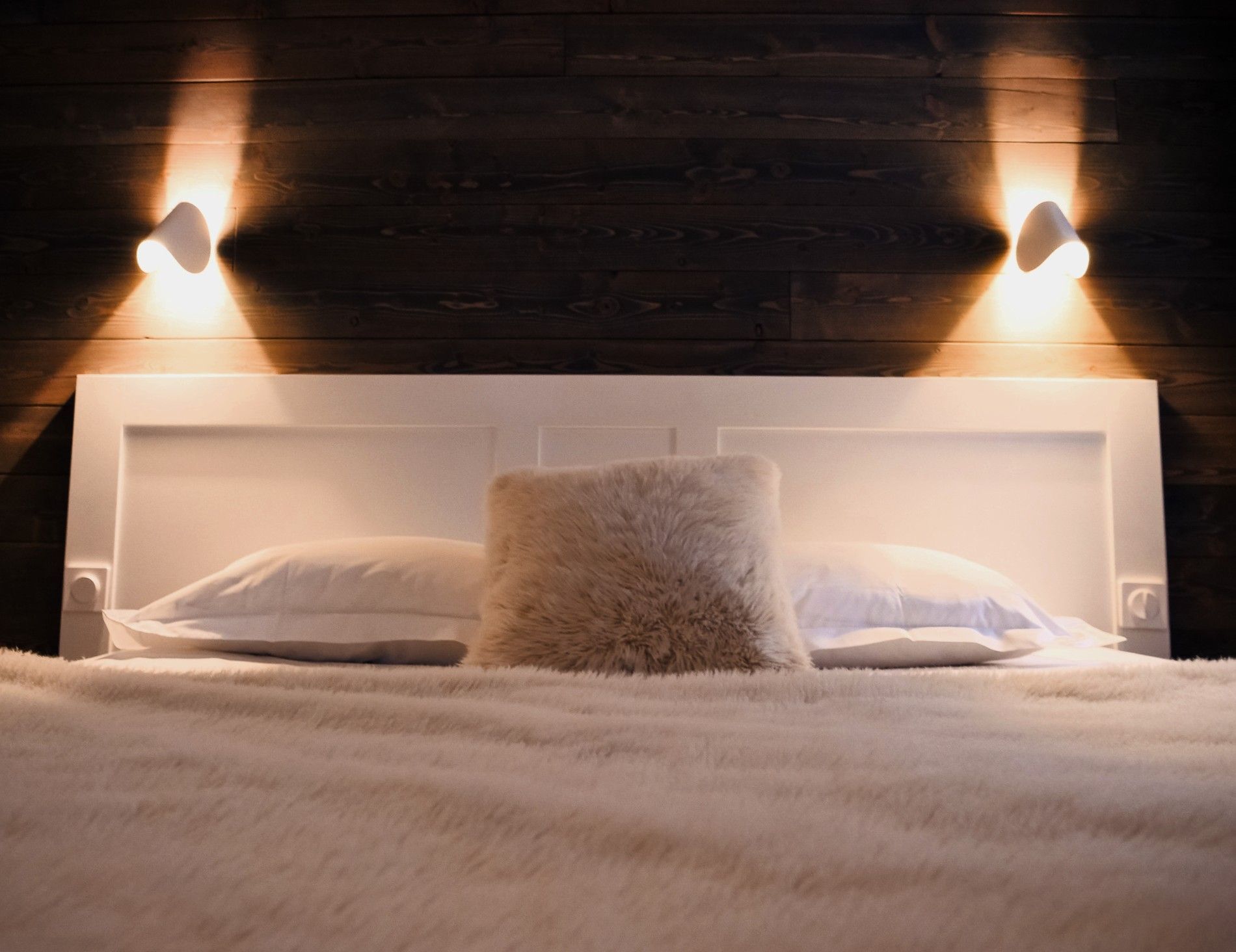 lit double confortable dans une chambre en bois