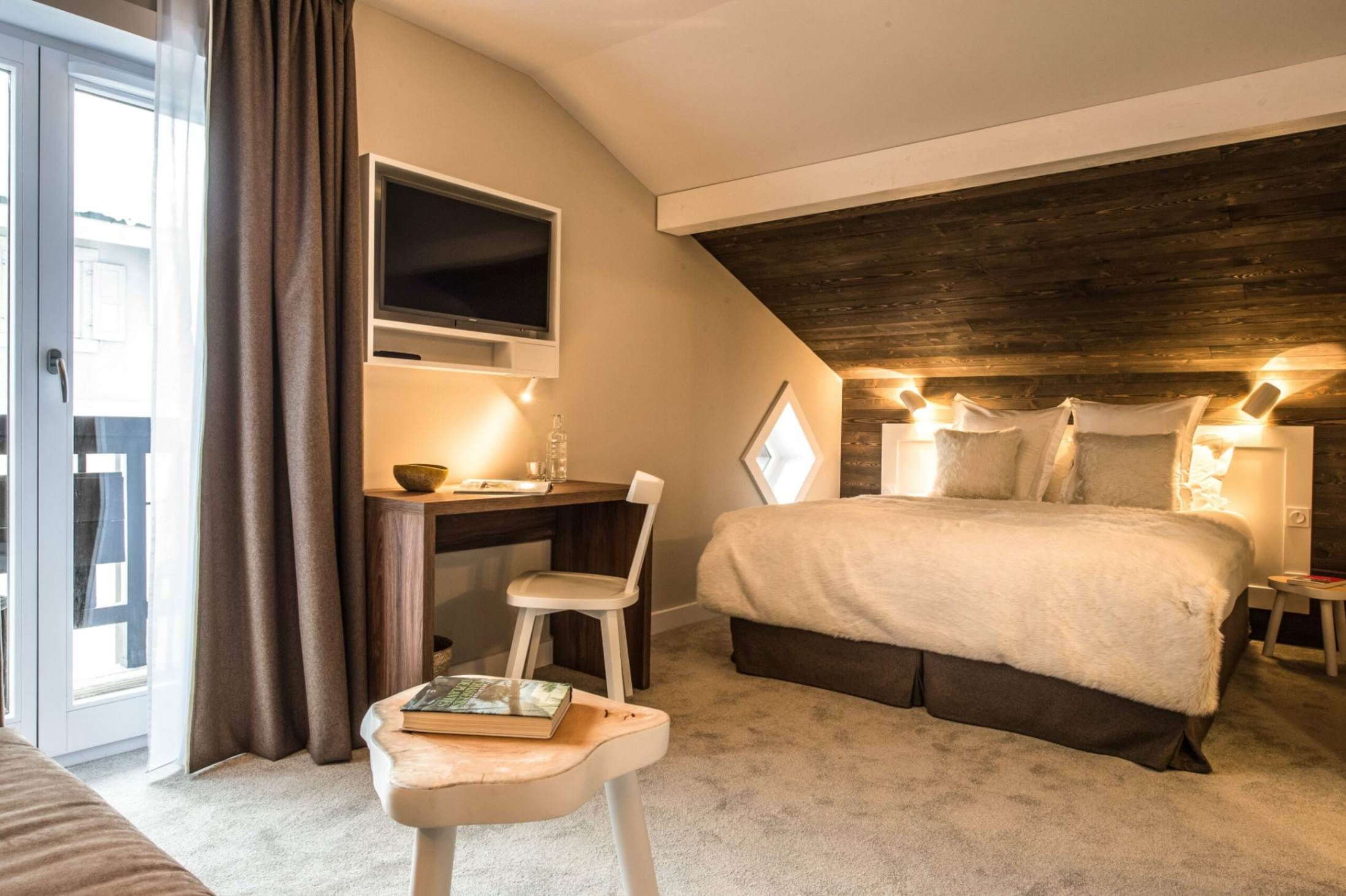 Chambre lit double cosy au Chalet Whymper à Chamonix