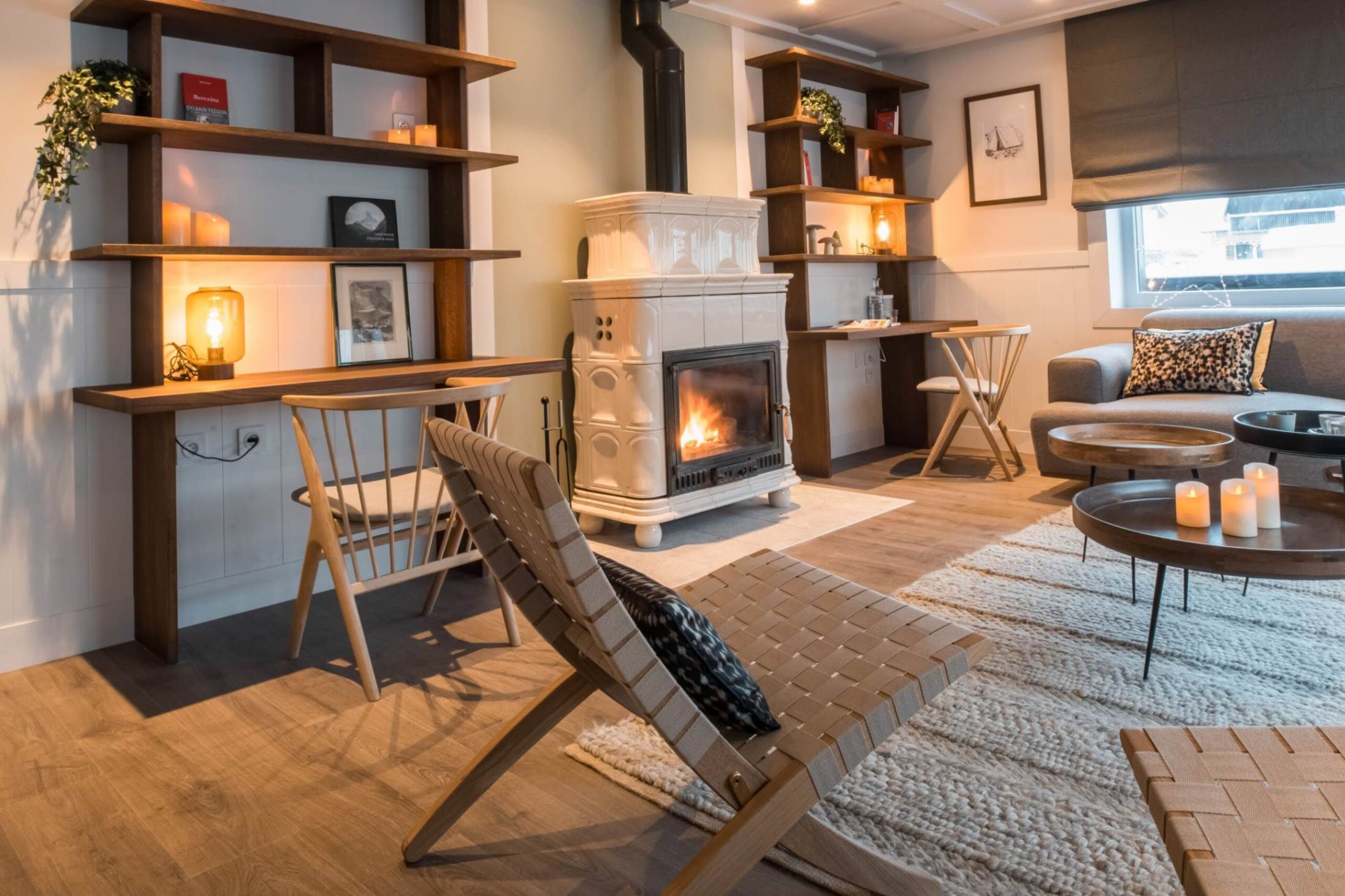 Chalet Whymper à Chamonix salon cosy avec feu de cheminé