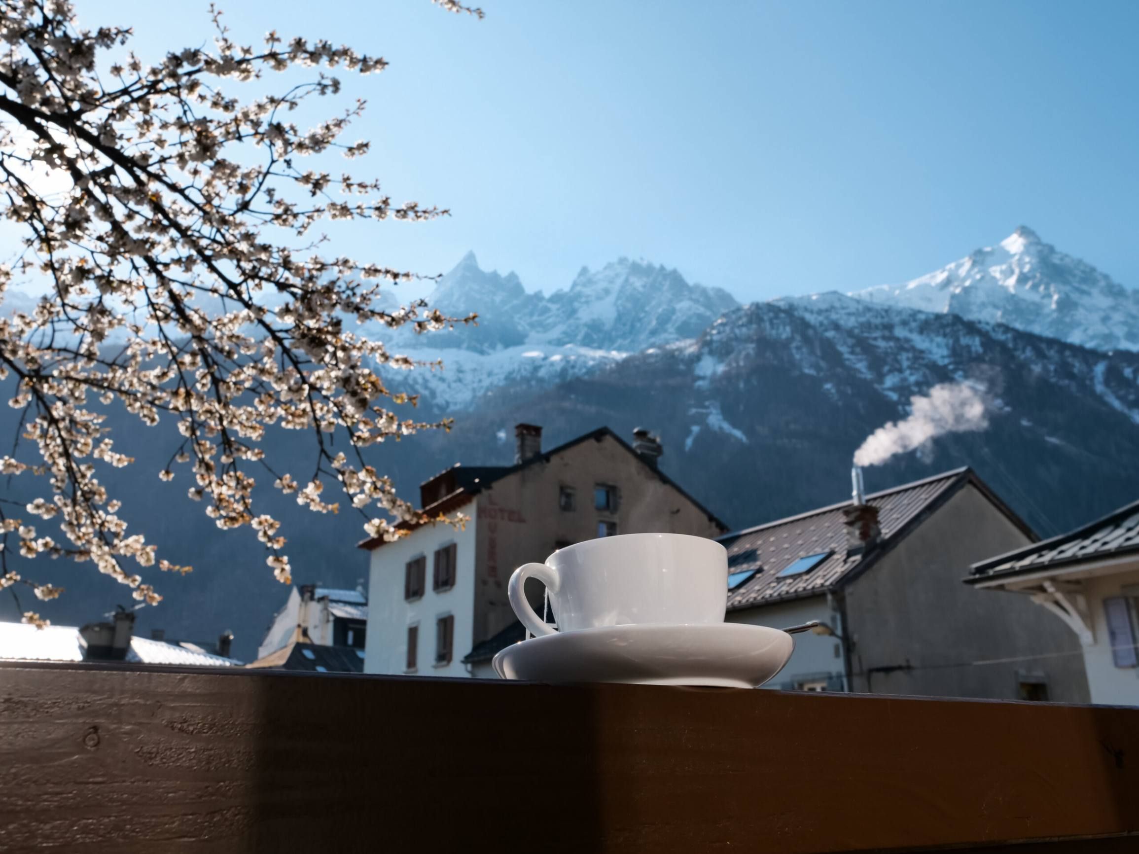 Tasse de café sur le rebord du balcon avec vue sur les montagnes