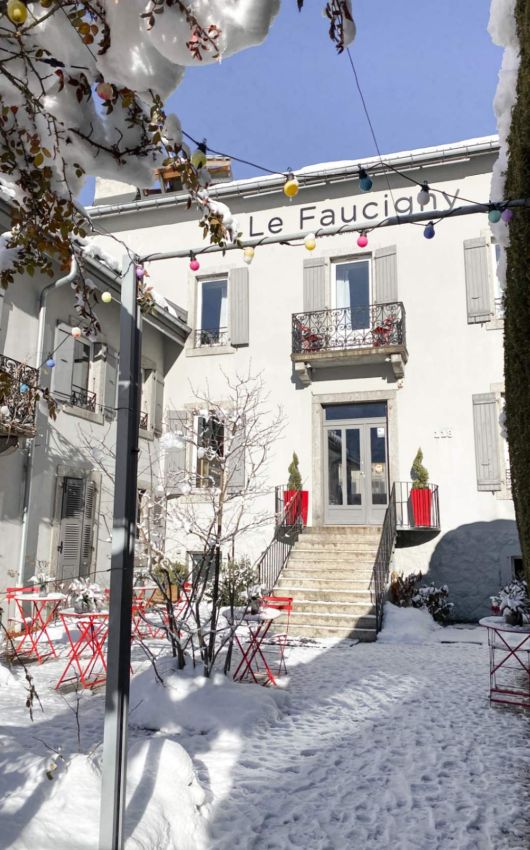 Entrée enneigée Hameau Faucigny Chamonix hiver