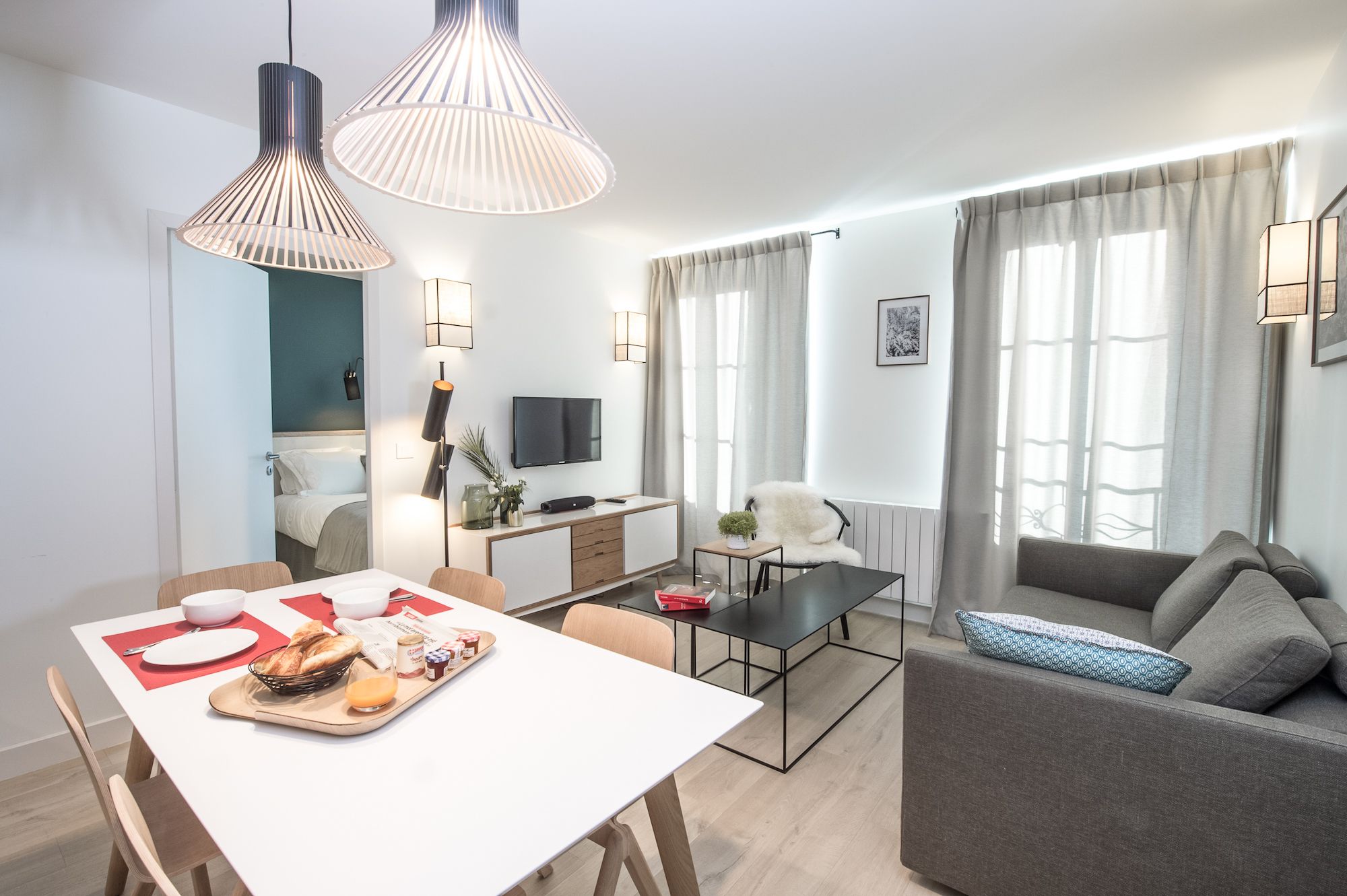 Salle à manger, salon et cuisine équipée appartement Chamonix