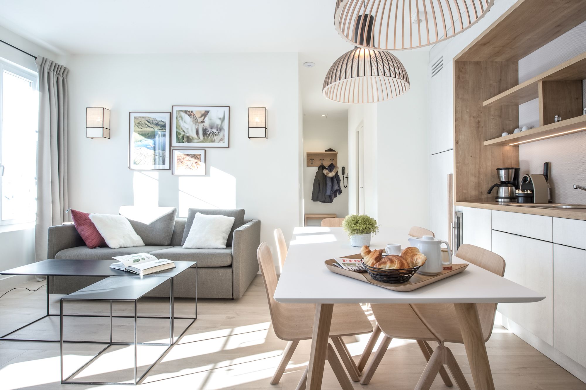 Salon avec cuisine ouverte et canapé lit double Chamonix appartement Génépy