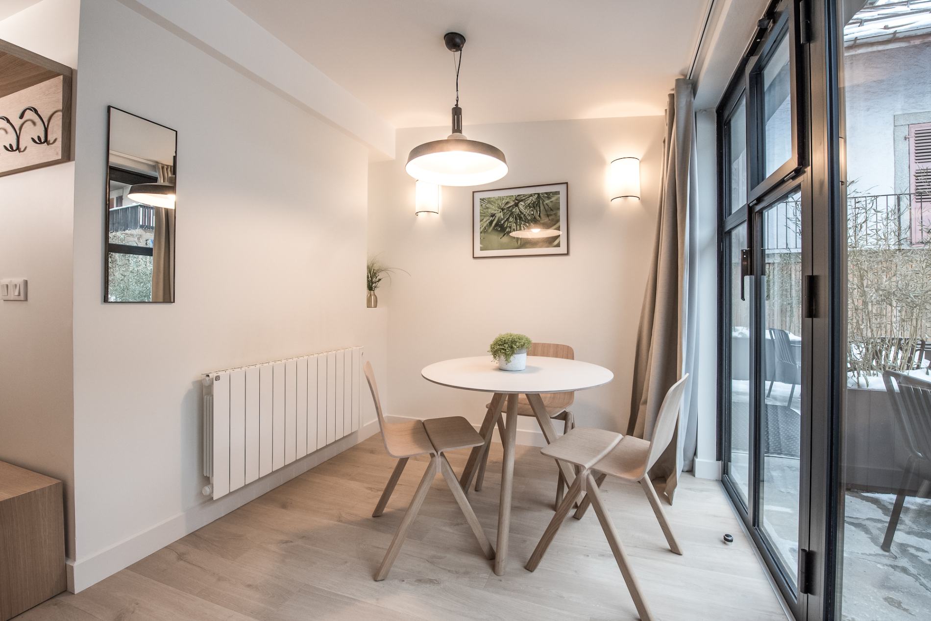 Salle à manger et terrasse lumineuse