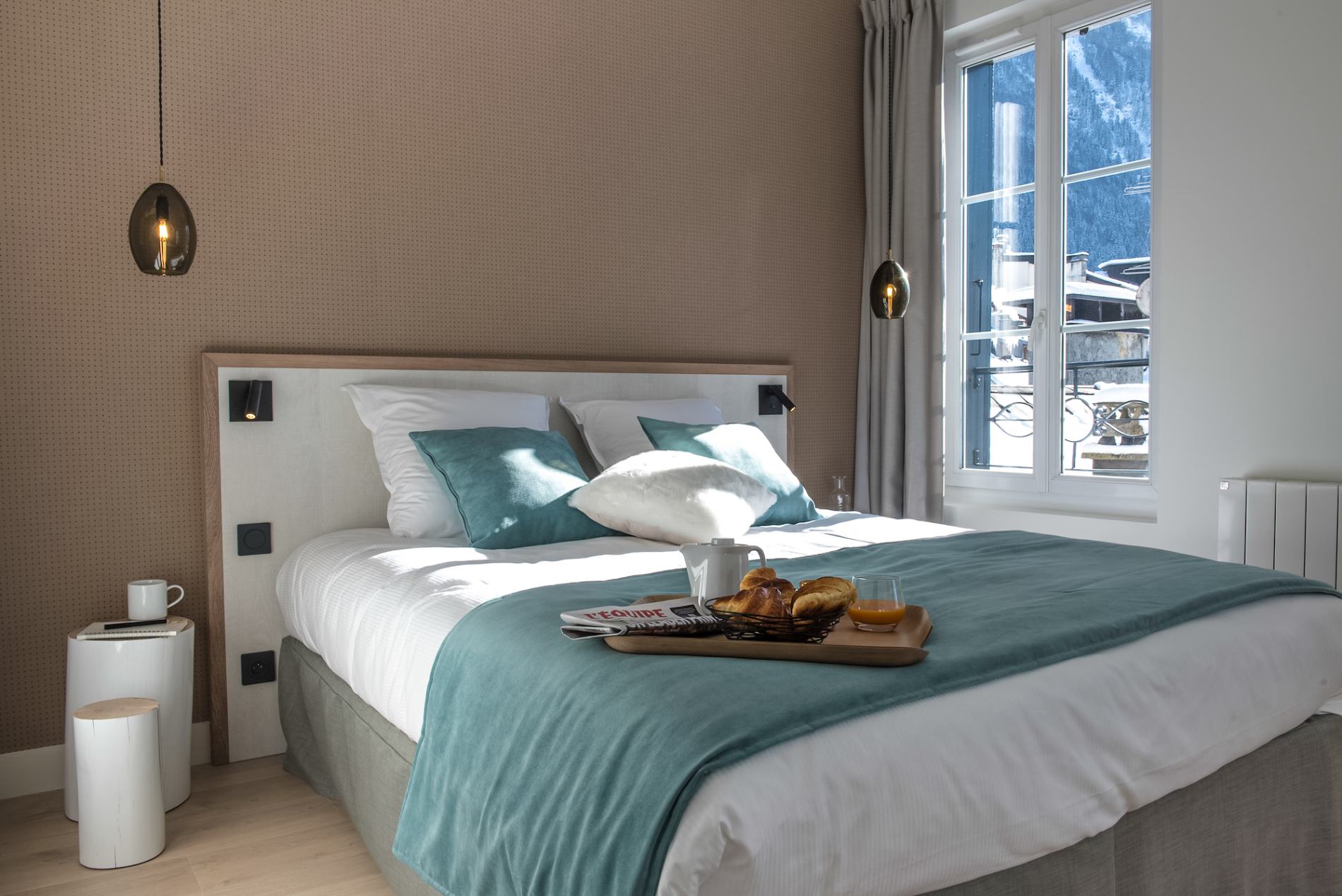 Lit double avec petit déjeuner sur plateau appartement Génépy Chamonix