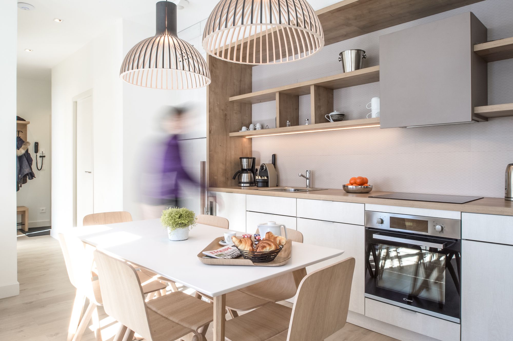 Cuisine équipée avec table à manger appartement Génépy à Chamonix