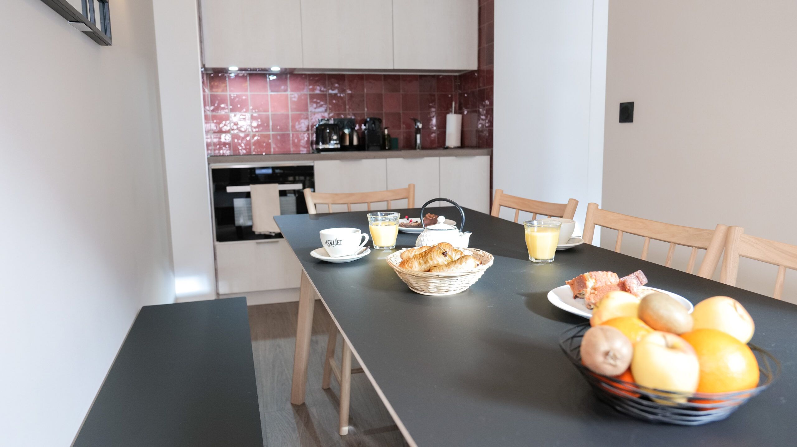 Cuisine équipée pour déjeuner en famille duplex appartement Génépy