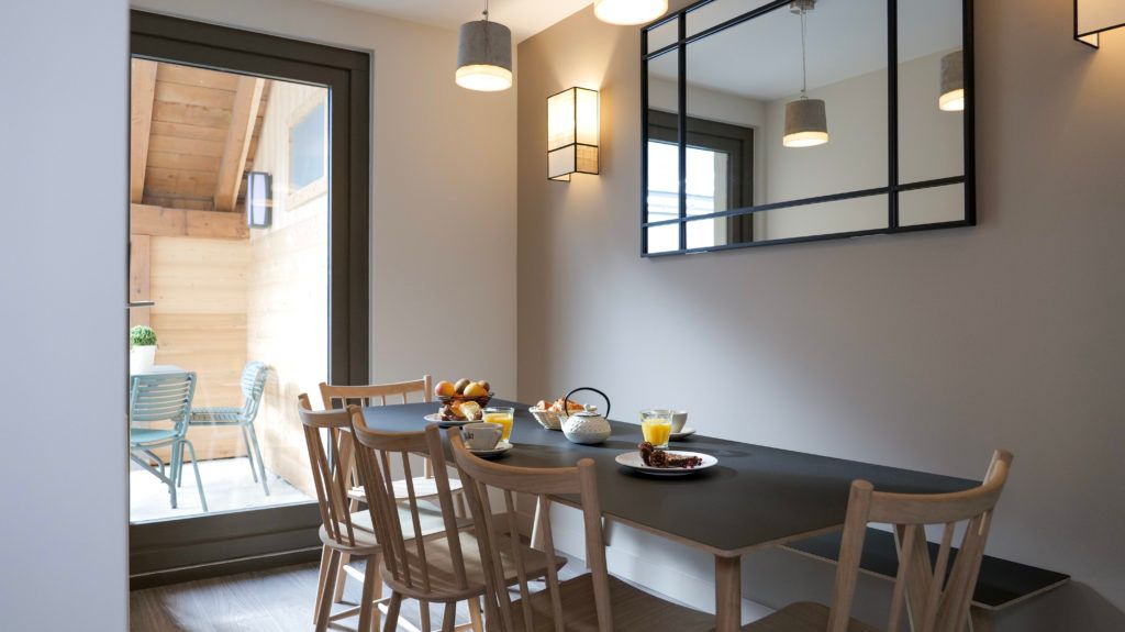 Salle à manger et terrasse appartement duplex 4 pièces