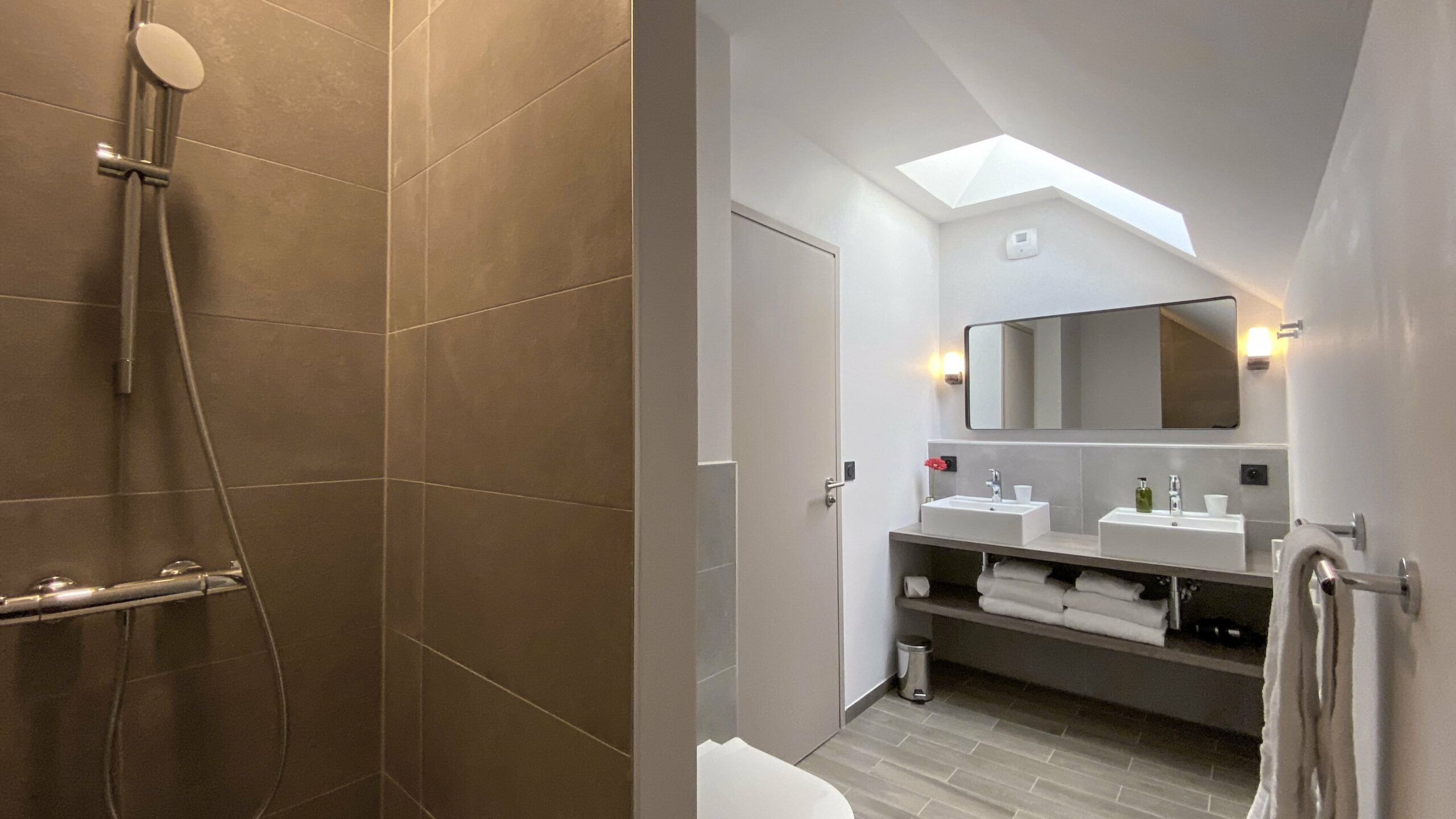 Grande salle de bain lumineuse appartement duplex familial