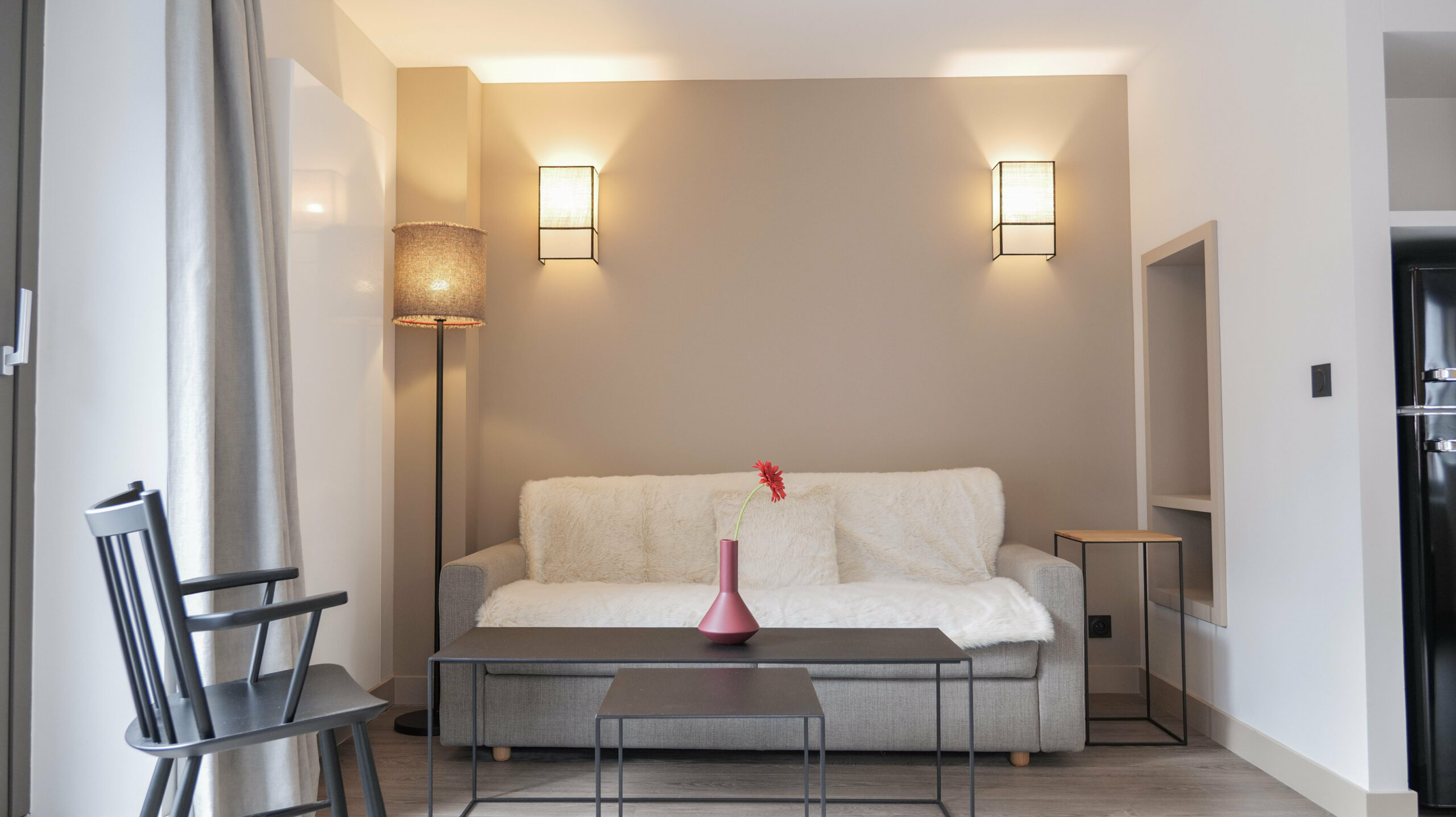 Appart'hôtel duplex chamonix cosy salon avec canapé et fauteuil