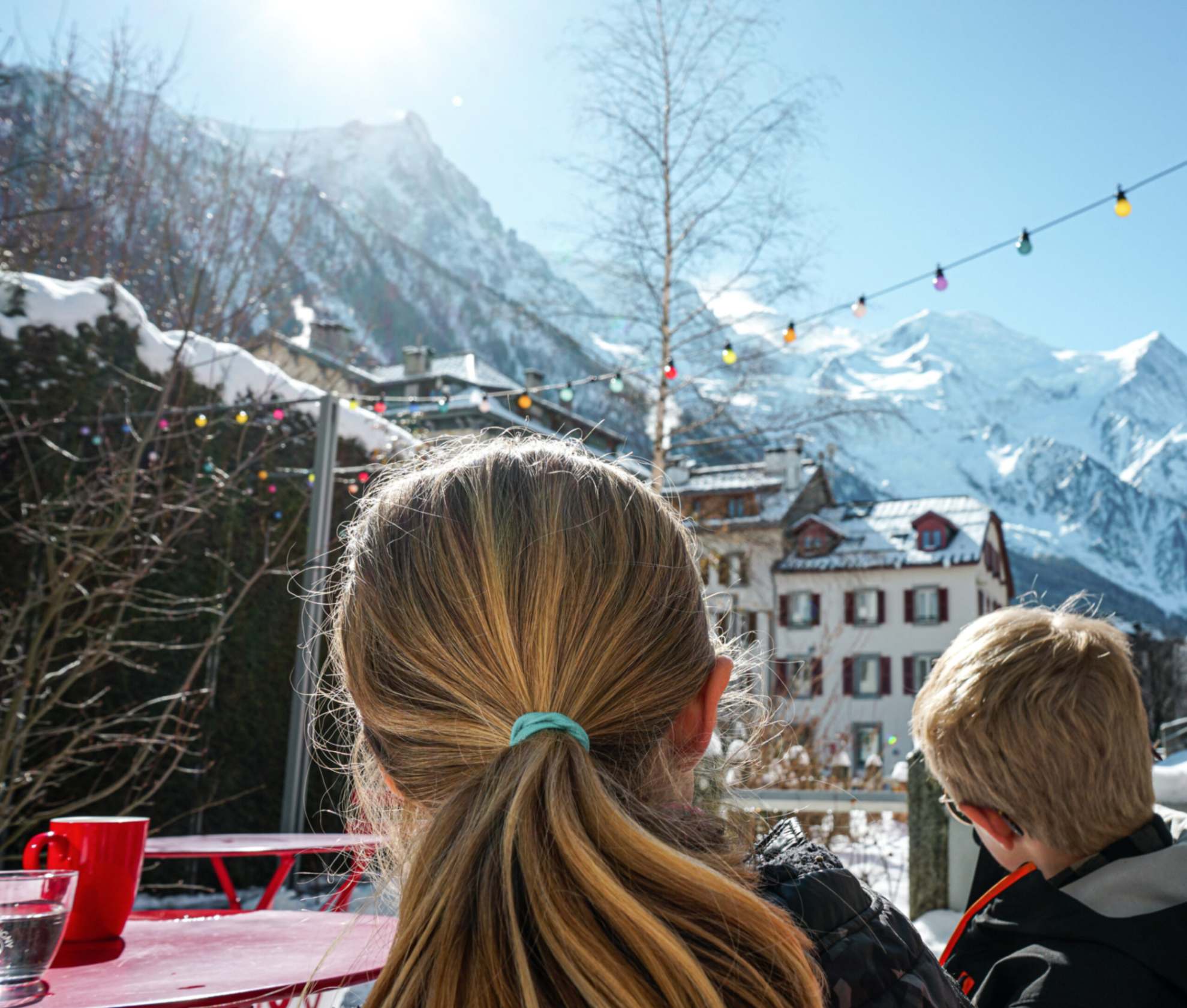 Enfants assis sur la terrasse du Faucigny vue Mont-Blanc