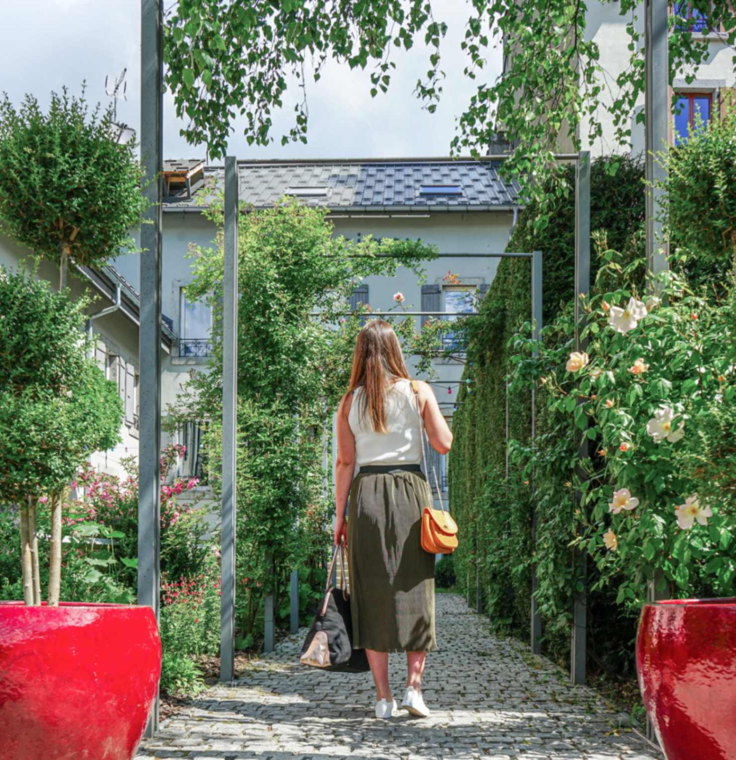 Femme qui porte sa valide dans l'allée de l'hôtel Le Faucigny Chamonix