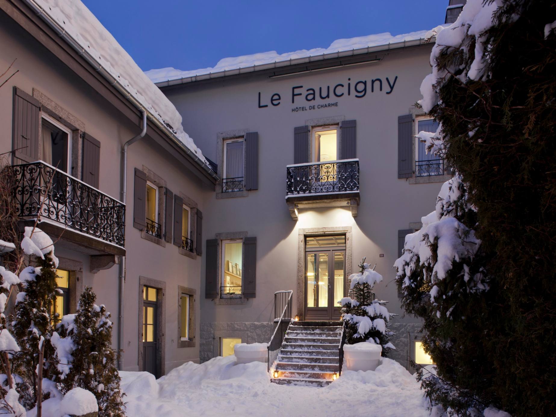 Entrée hôtel Faucigny sous la neige en hiver
