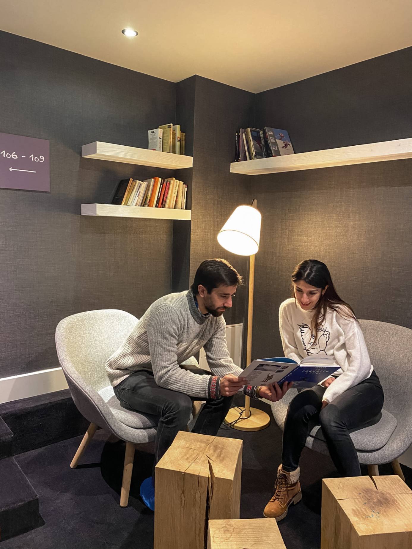 homme et femme assis dans des fauteuils et lisent