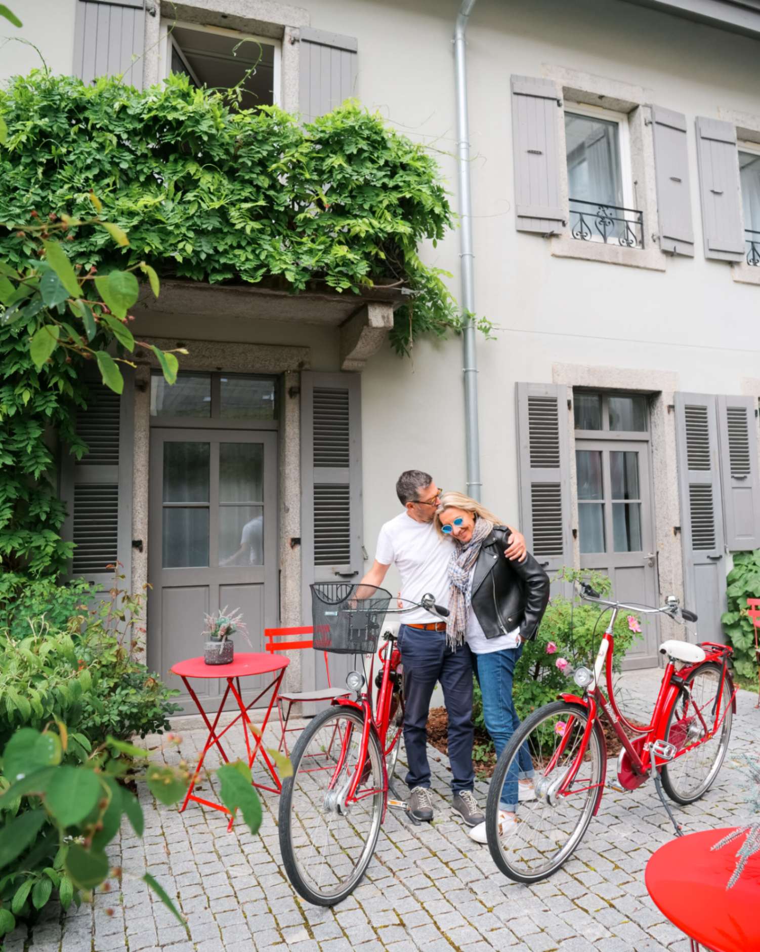 Couple en vélo rouge devant le Faucigny Chamonix