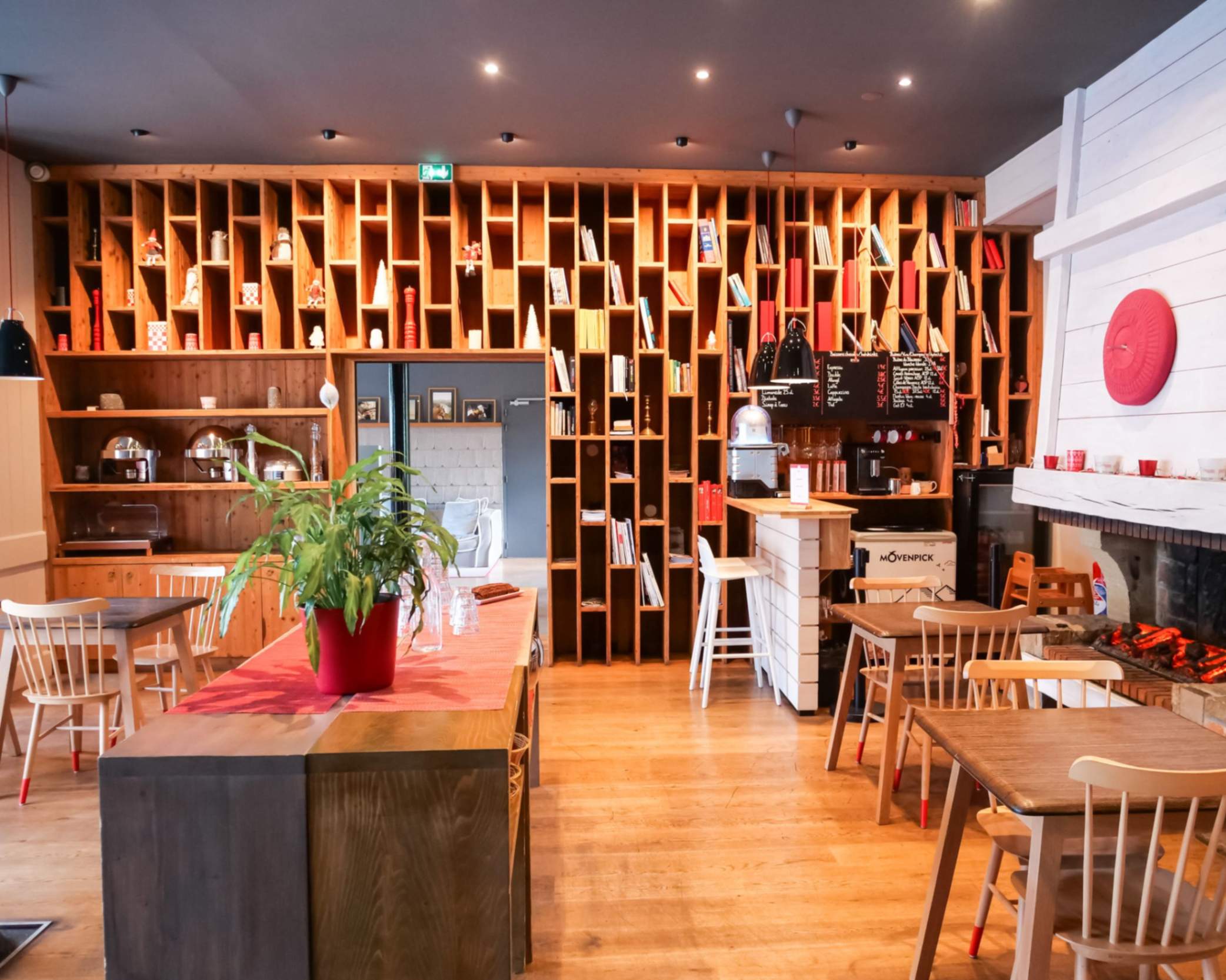 Cosy Breakfast room with bar at the Faucigny Hôtel