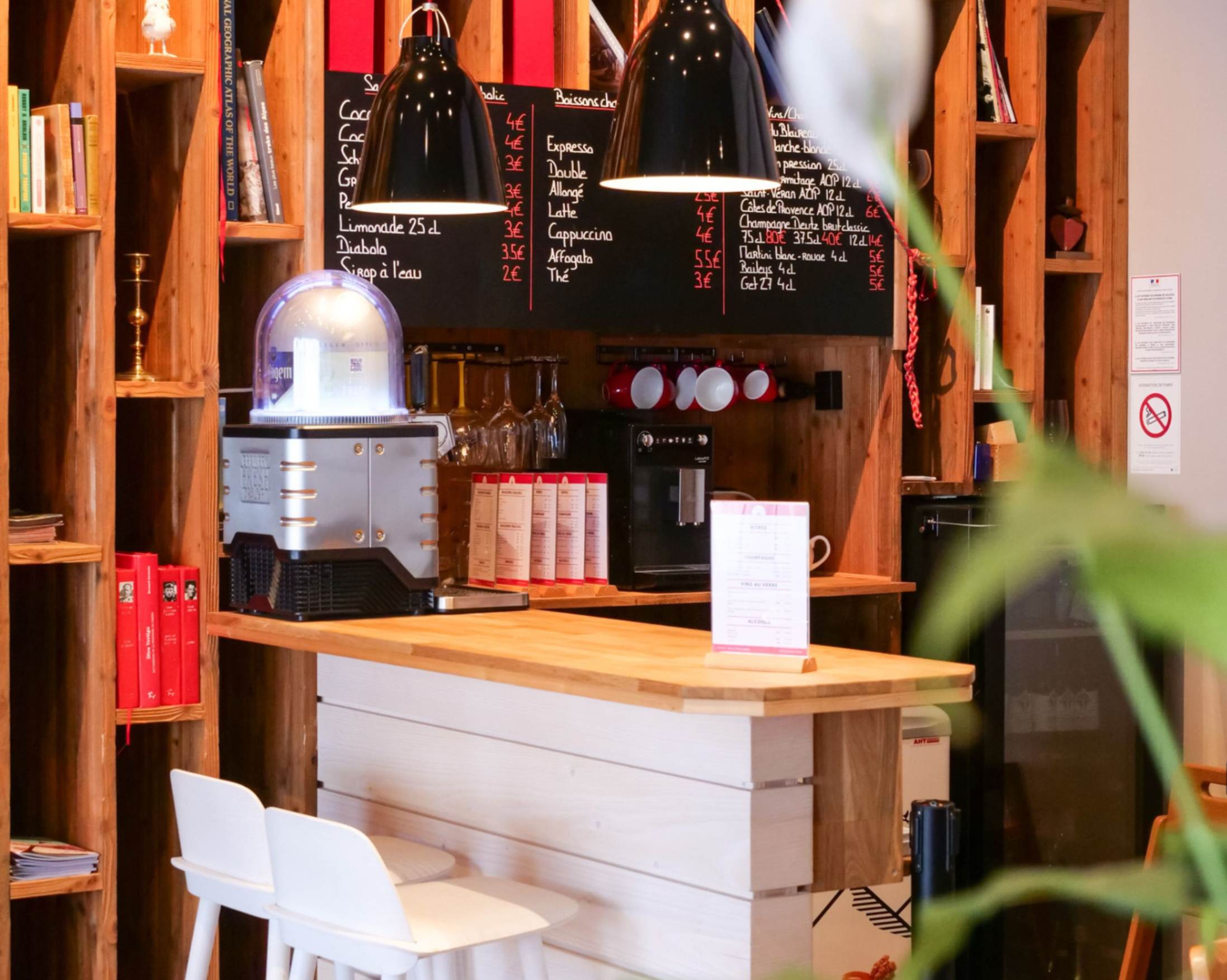 Comptoir du bar dans la salle de petit-déjeuner Faucigny Chamonix