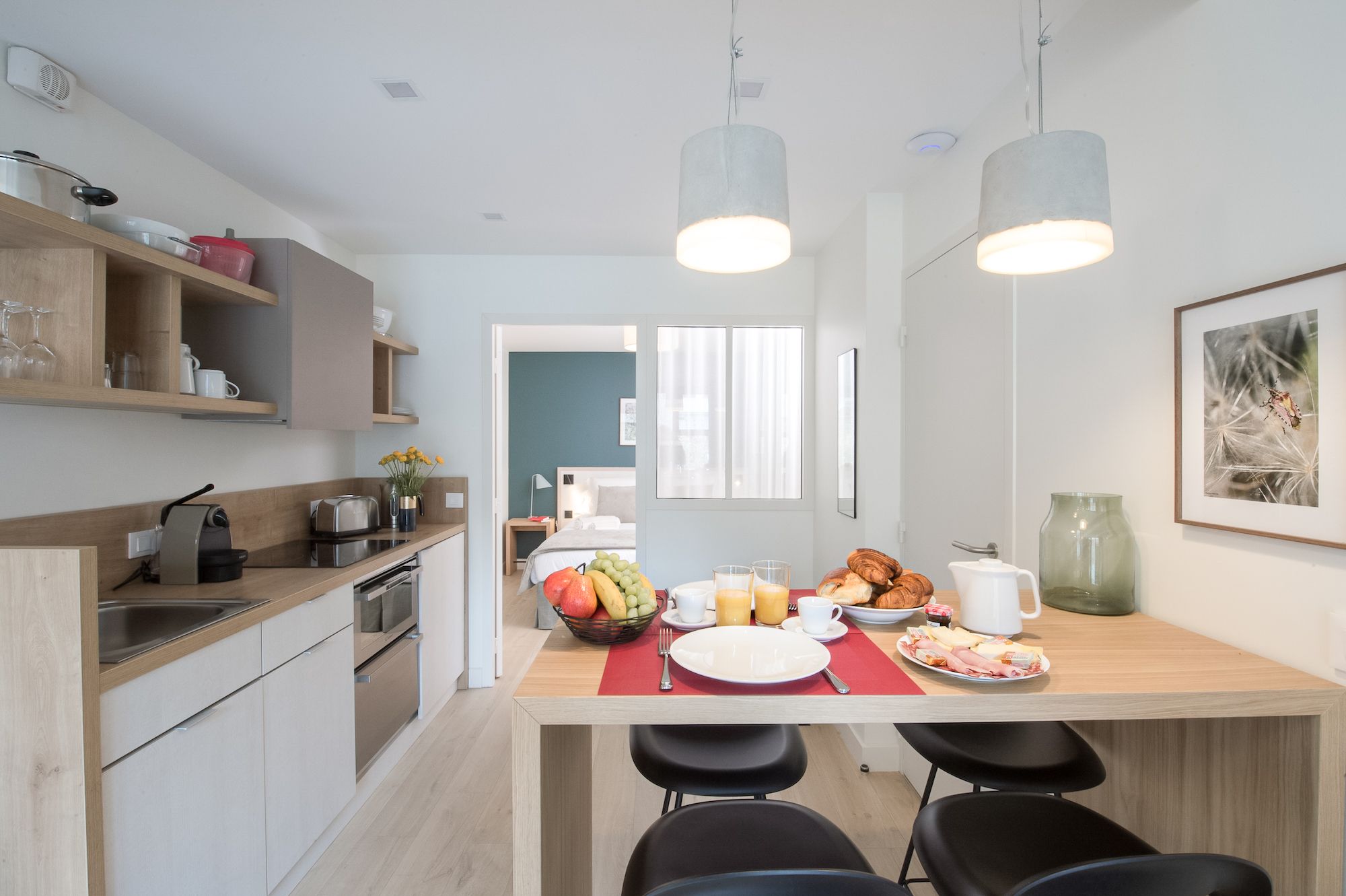 Cuisine avec table à manger pour petit déjeuner appartement 2 pièces standard