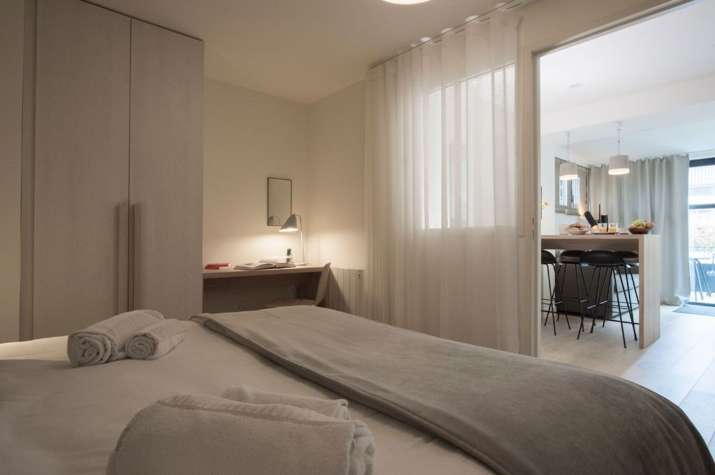 Salon avec cuisine équipée et d’une chambre indépendante