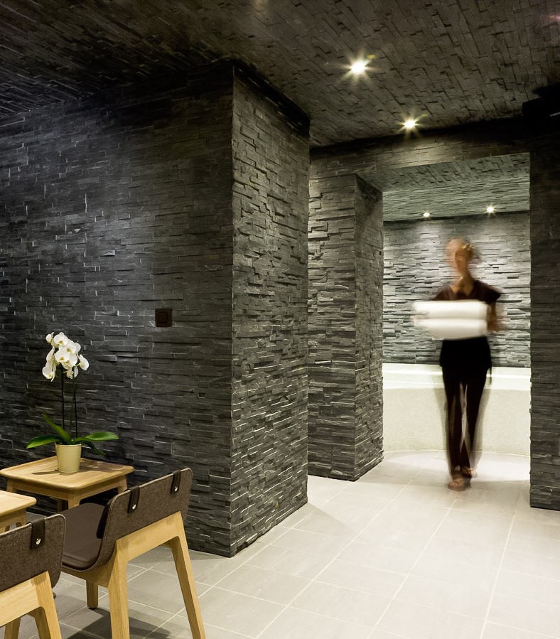 Masseuse qui marche dans le Spa du Faucigny