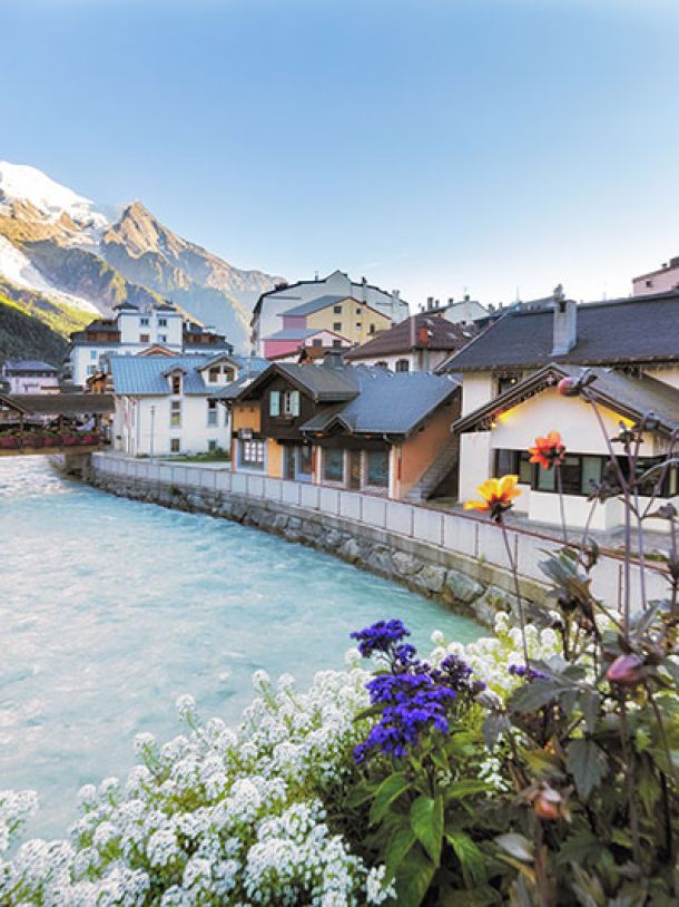 ’HISTOIRE DE CHAMONIX Depuis la découverte de “Chamouny” par William Windham et Richard Pocock en 1741, la Vallée de Chamonix est devenue un mythe pour les explorateurs du monde entier.  Ces deux aventuriers ont révélé l’intérêt des grands glaciers, au-delà de la crainte et la dangerosité qu’ils inspiraient. C’est grâce à eux que nombre de touristes viennent aujourd’hui admirer le mont Blanc, ses aiguilles, ou encore la Mer de Glace.