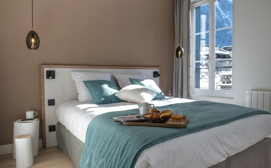 chambre avec lit double  lumineux et cosy avec vue