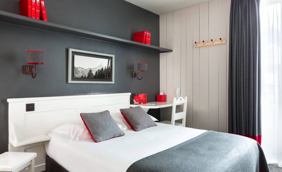 Chambre standard mur gris et détails rouge