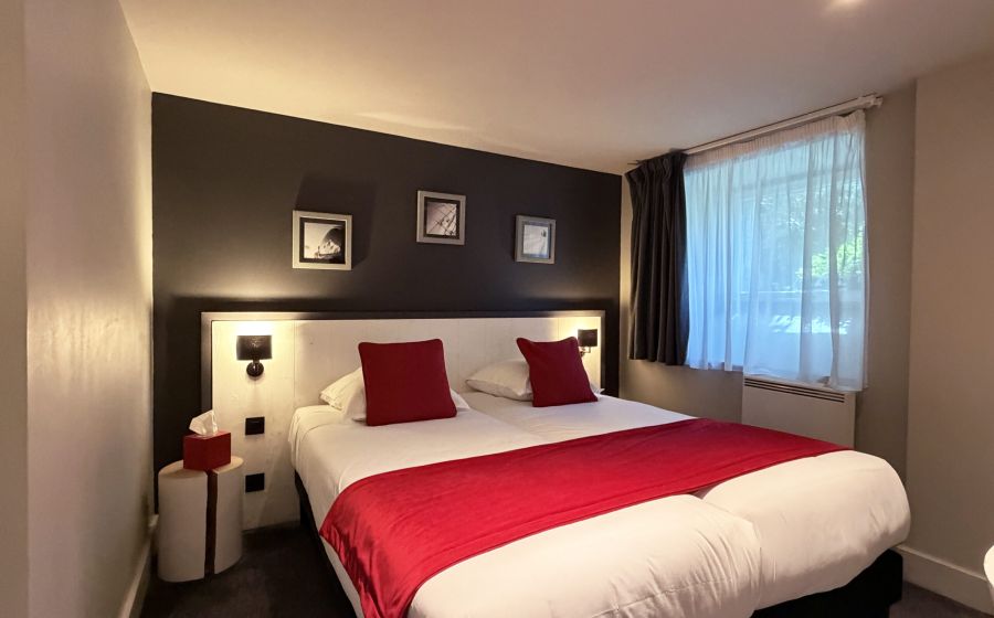 Jeune femme lit assise sur un lit d'une chambre confort