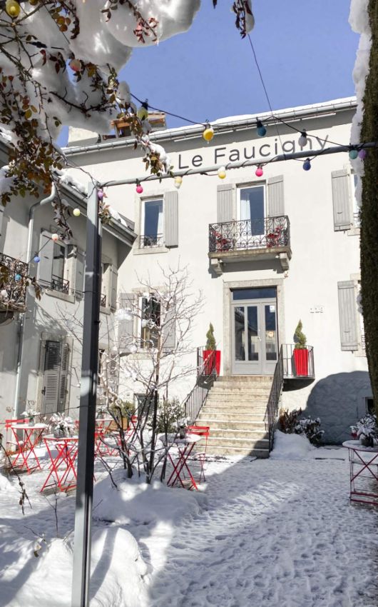 Entrée enneigée Hameau Faucigny Chamonix hiver