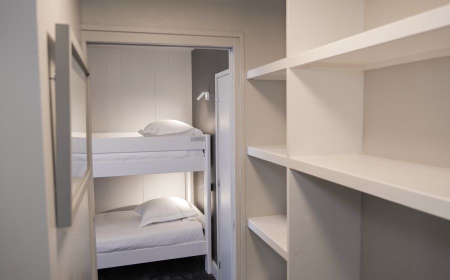 Enfant avec chemise à carreaux qui lit un livre