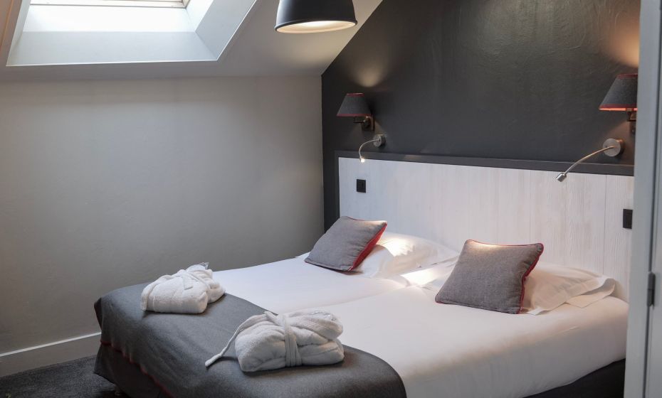 Chambres classiques grises et blanches avec lit double 