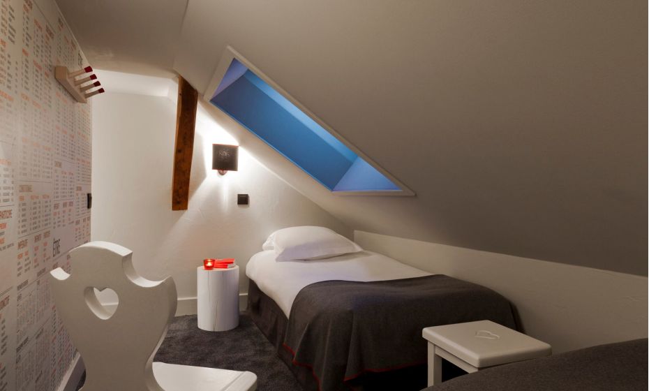 Lit simple dans la mezzanine avec vue sur le ciel