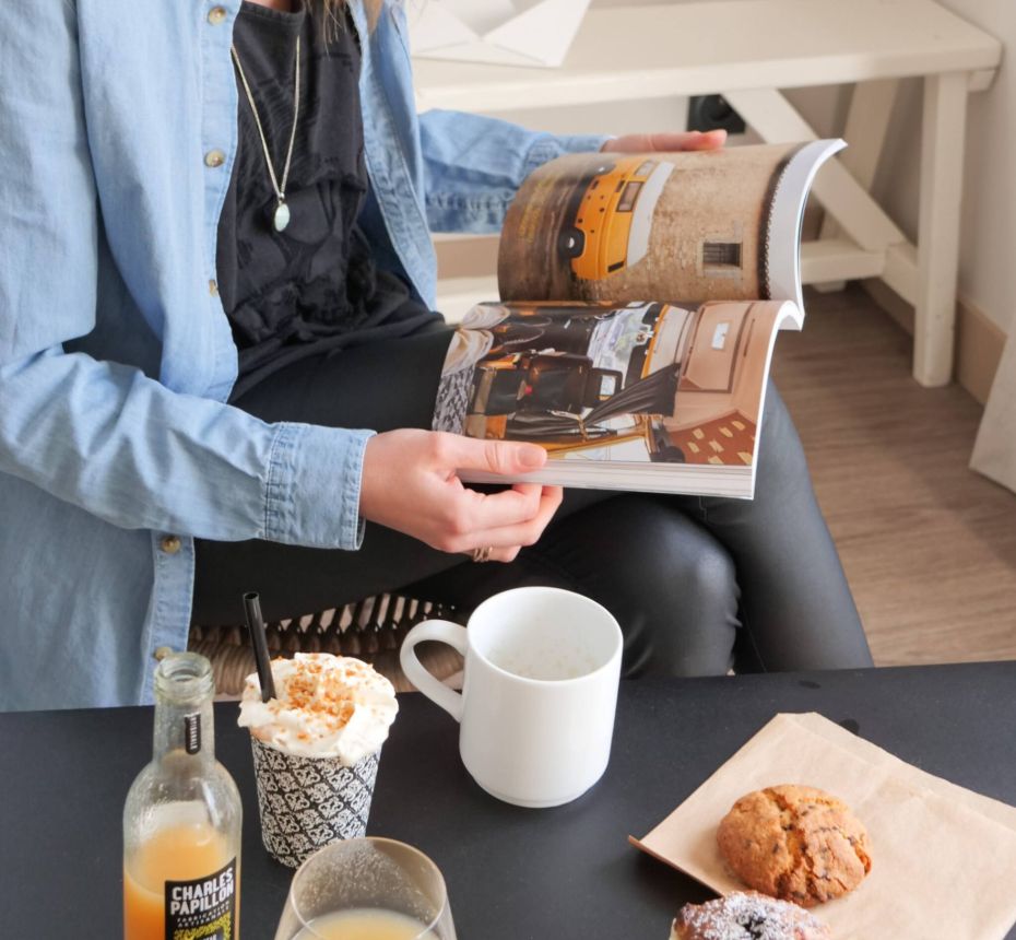 Duplex with three bedrooms, a living room, a kitchen, two bathrooms and a balcony with table and chairs.