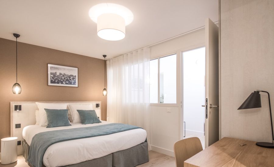 Chambre cosy et confortable avec bureau appartement Génépy