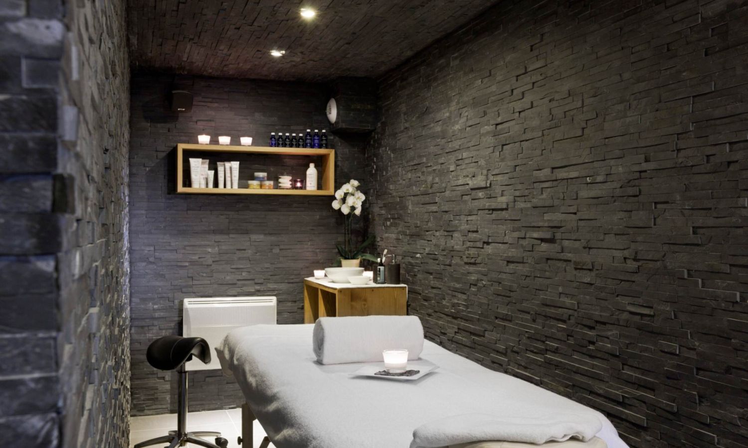 Massage cabin for a moment of relaxation for pregnant women