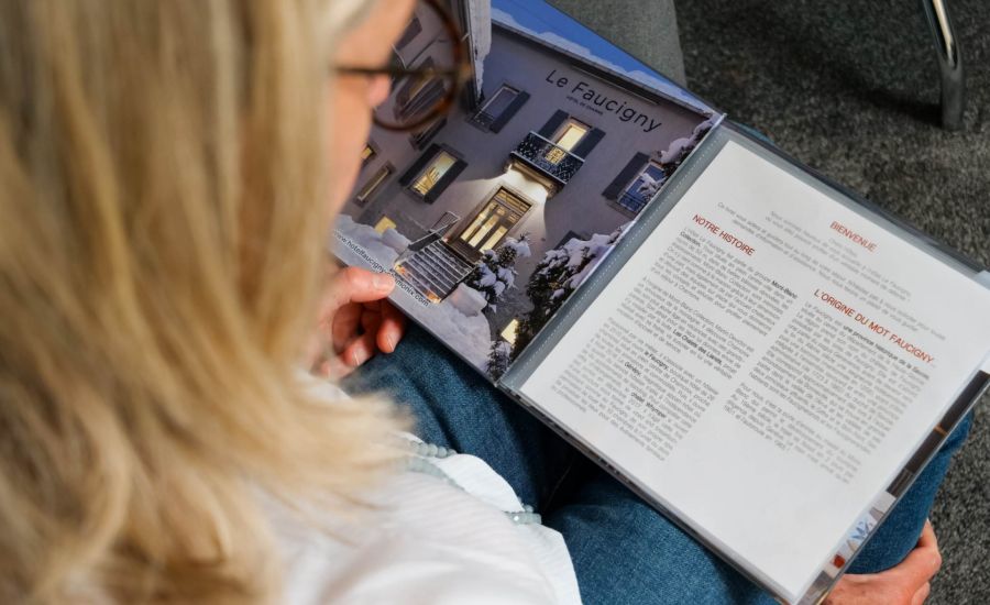 Femme qui lit hotel Faucigny